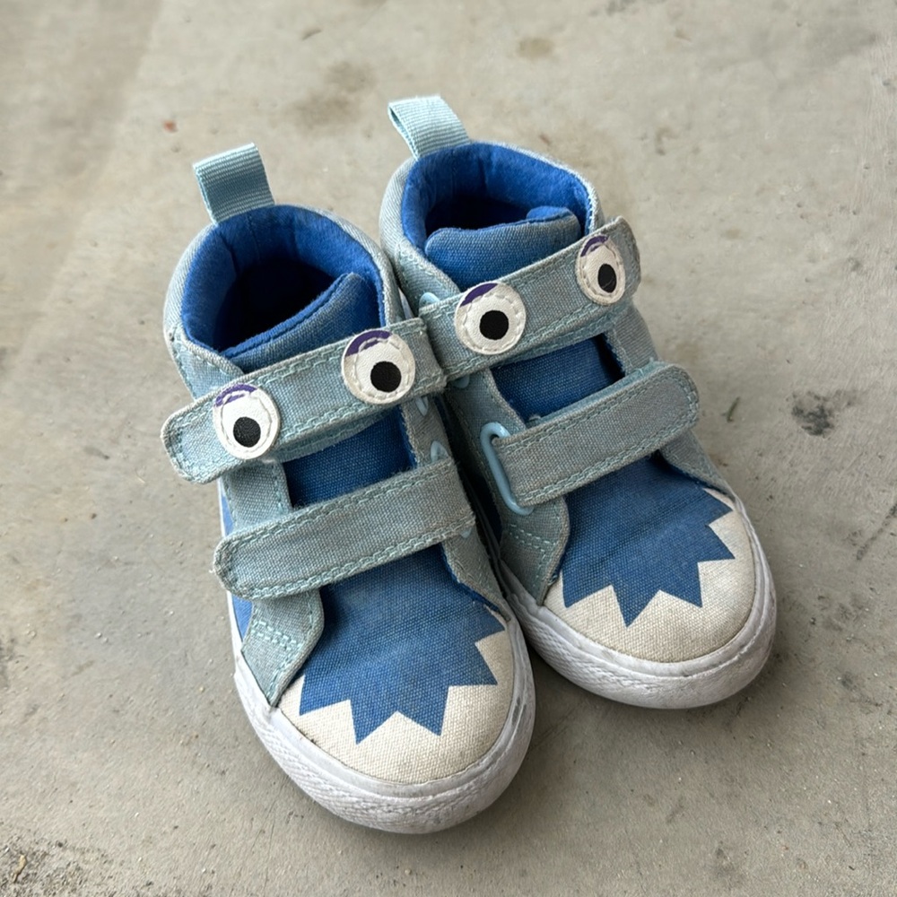 Cat & Jack Shark Shoes Size 5